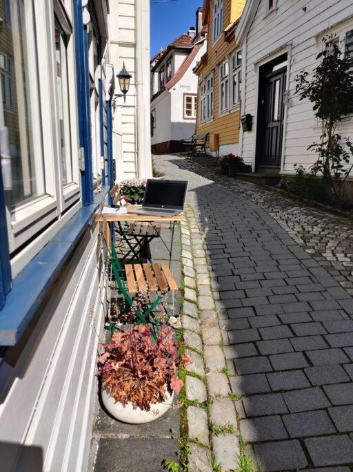 Beautiful Bergen House From 1790 Appartement Buitenkant foto
